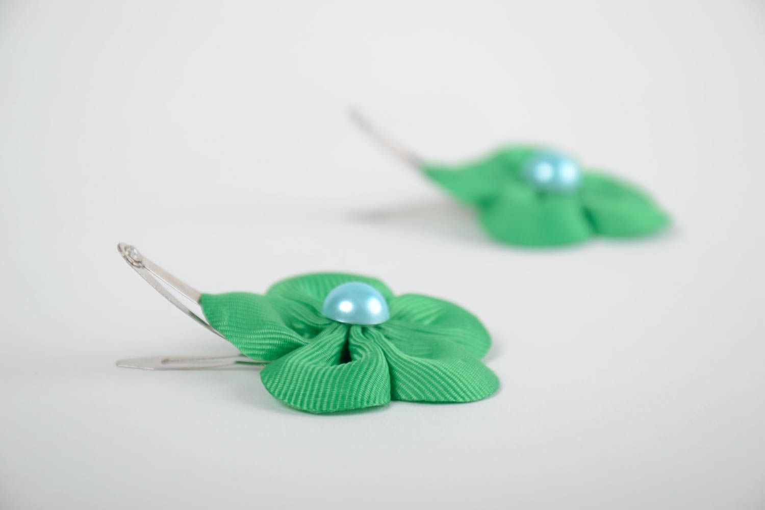 Set of 2 handmade designer green rep ribbon flower hair clips for children photo 4