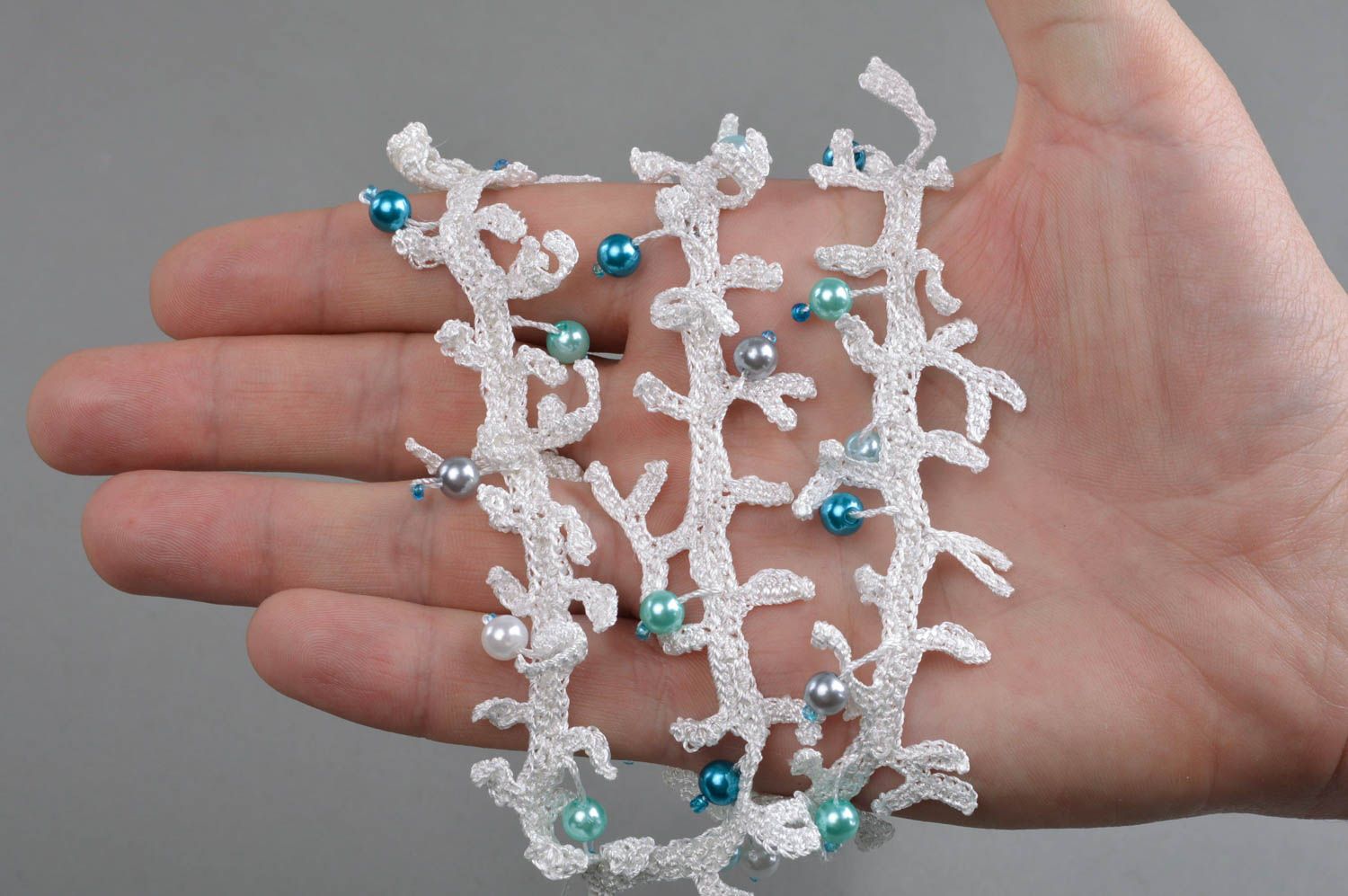 Collier blanc avec perles fantaisie bleues fait main original d'hiver Corails photo 4