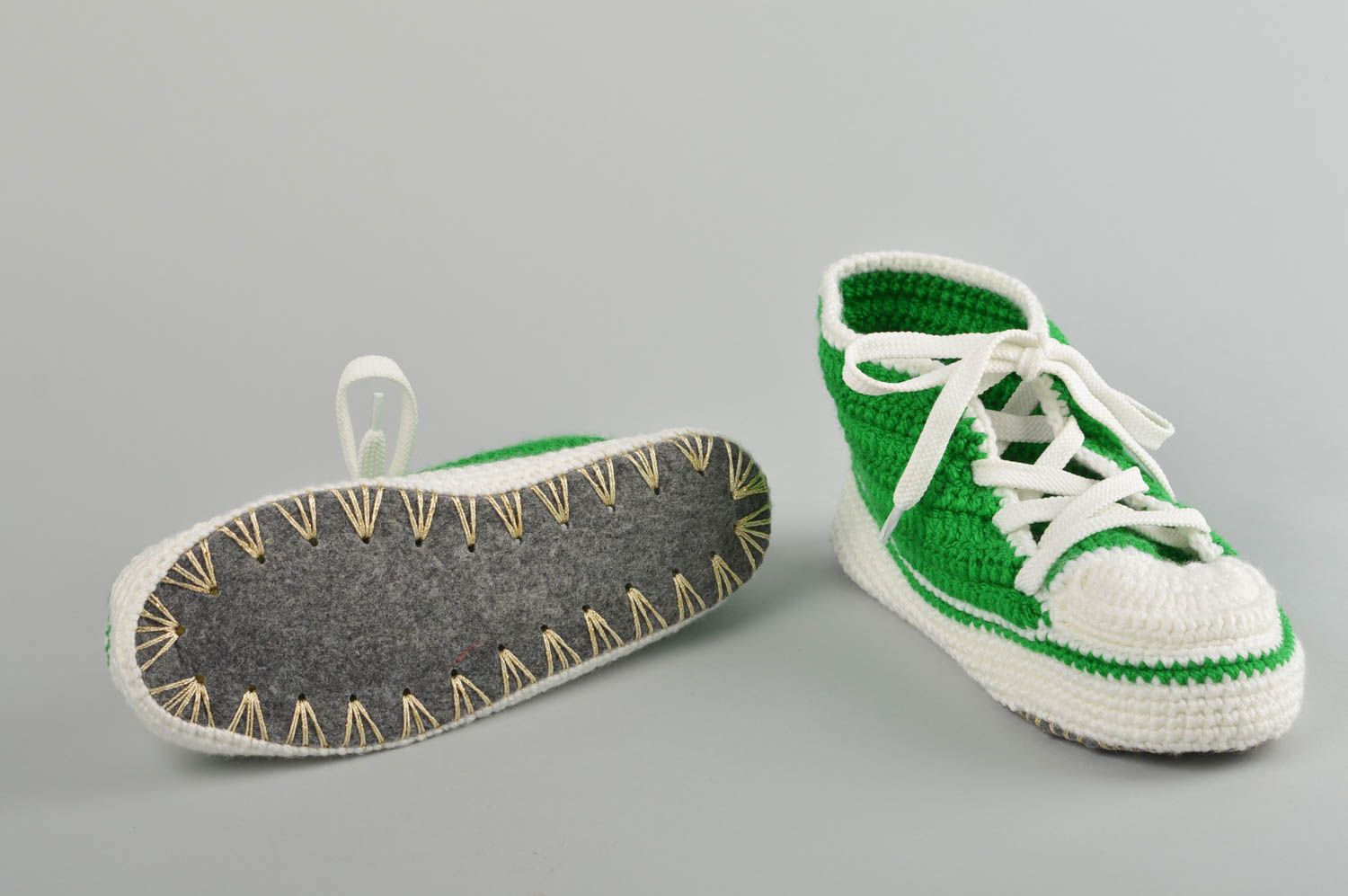 Домашние тапочки ручной работы кроссовки крючком вязаные кроссовки зеленые белые фото 3