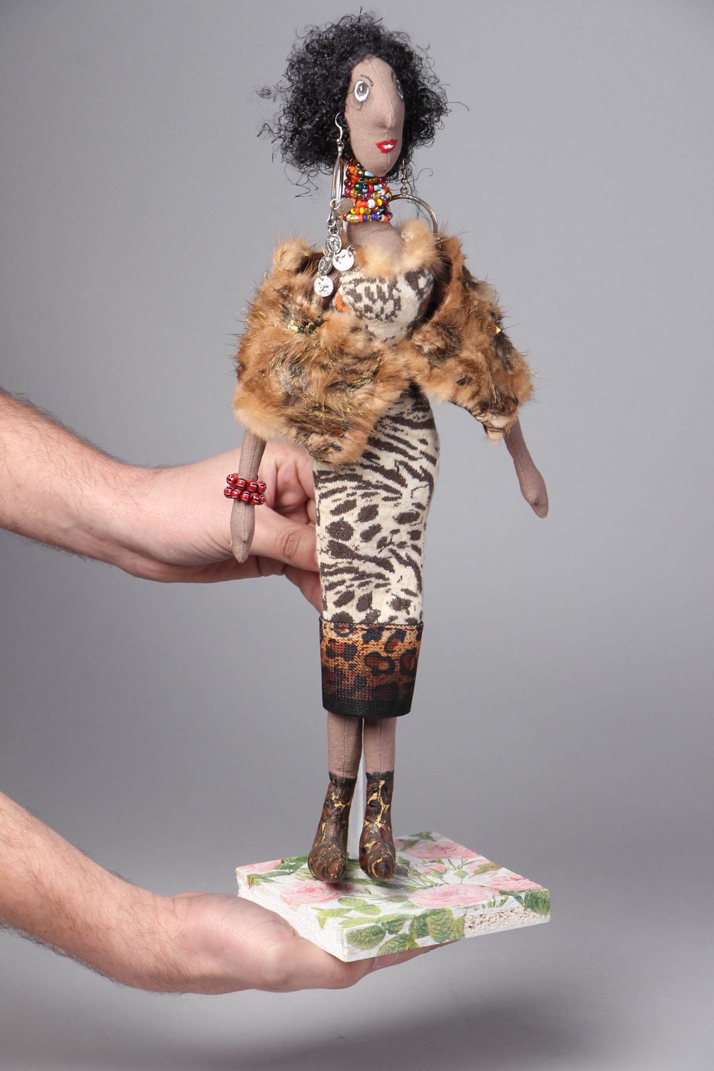 Авторская кукла на подставке Дама в мехах фото 4