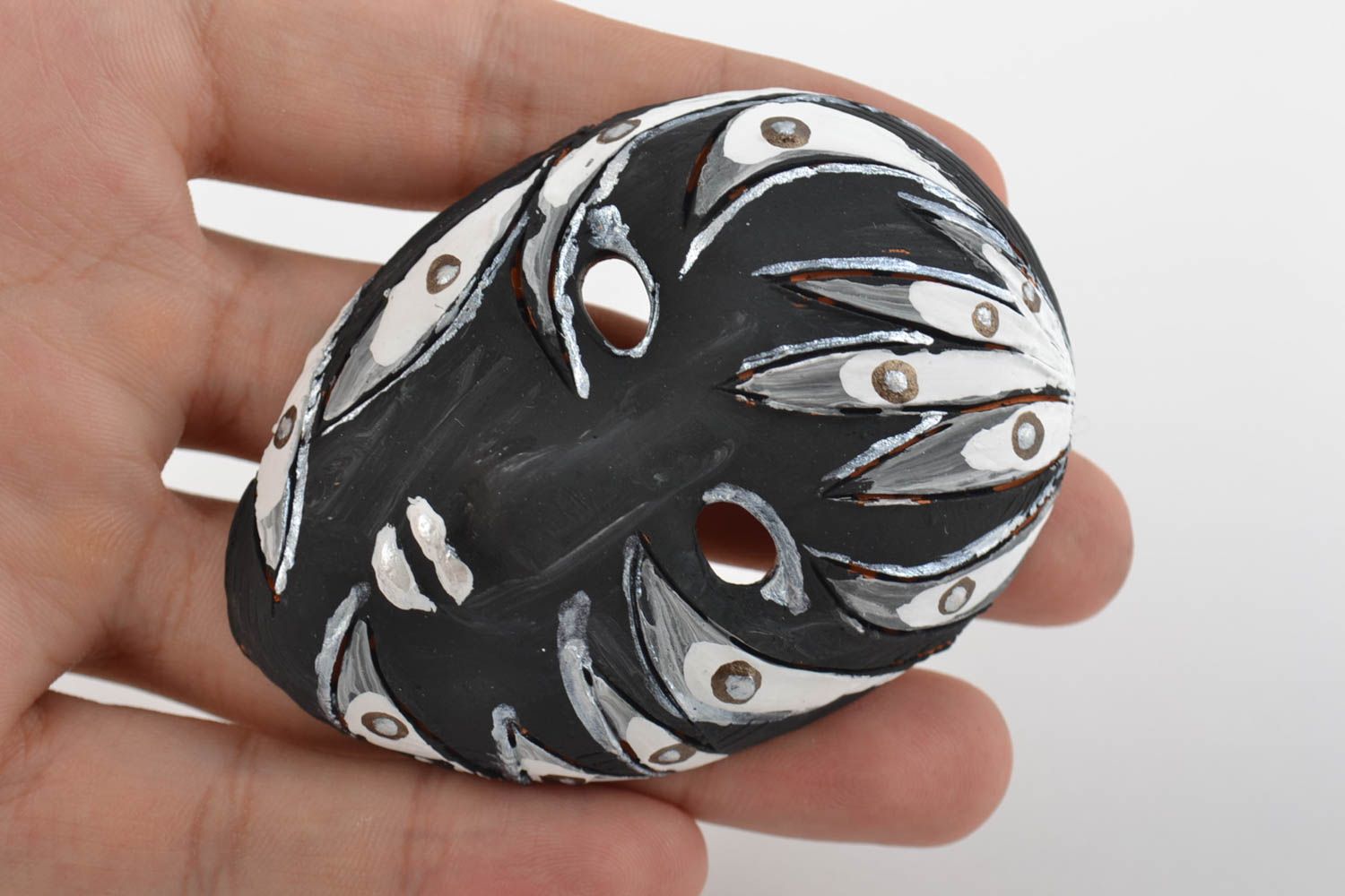 Магнит на холодильник в виде карнавальной маски из глины черный ручной работы фото 2