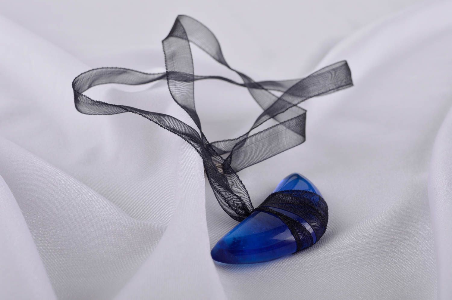 Pendentif en verre bleu Bijou fait main sur ruban noir Cadeau pour femme photo 1
