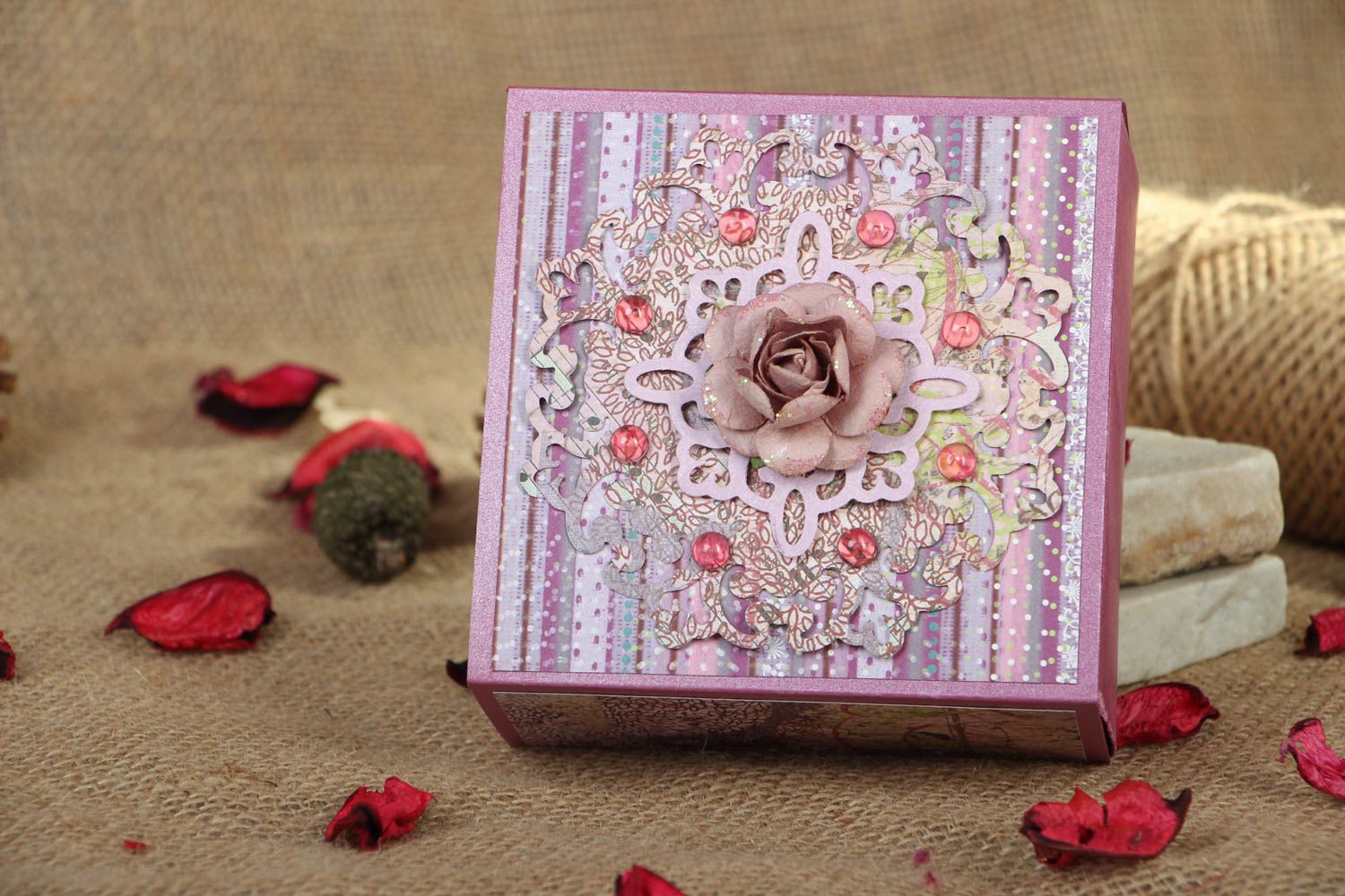 Boîte cadeau décorative faite main originale scrapbooking mauve avec fleur photo 5