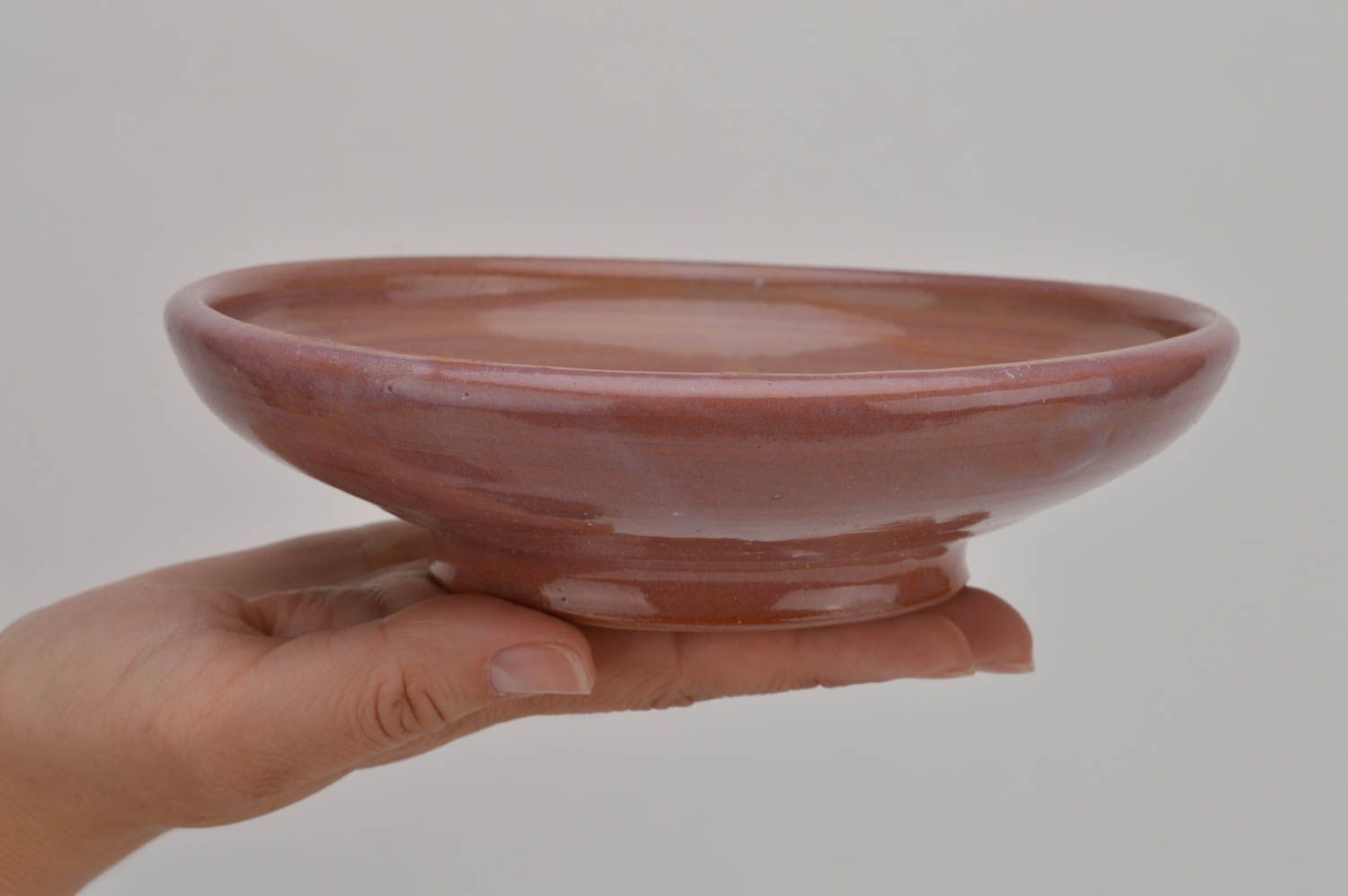 Декоративная тарелка из красной глины расписанная глазурью ручной работы фото 2