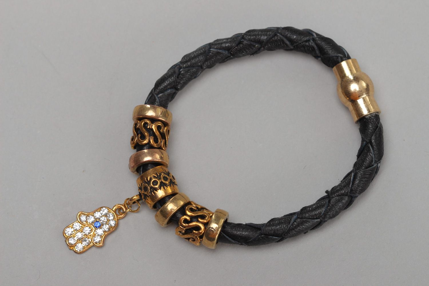 Плетеный браслет из натуральной кожи с металлической подвеской в виде Руки Фатимы фото 2