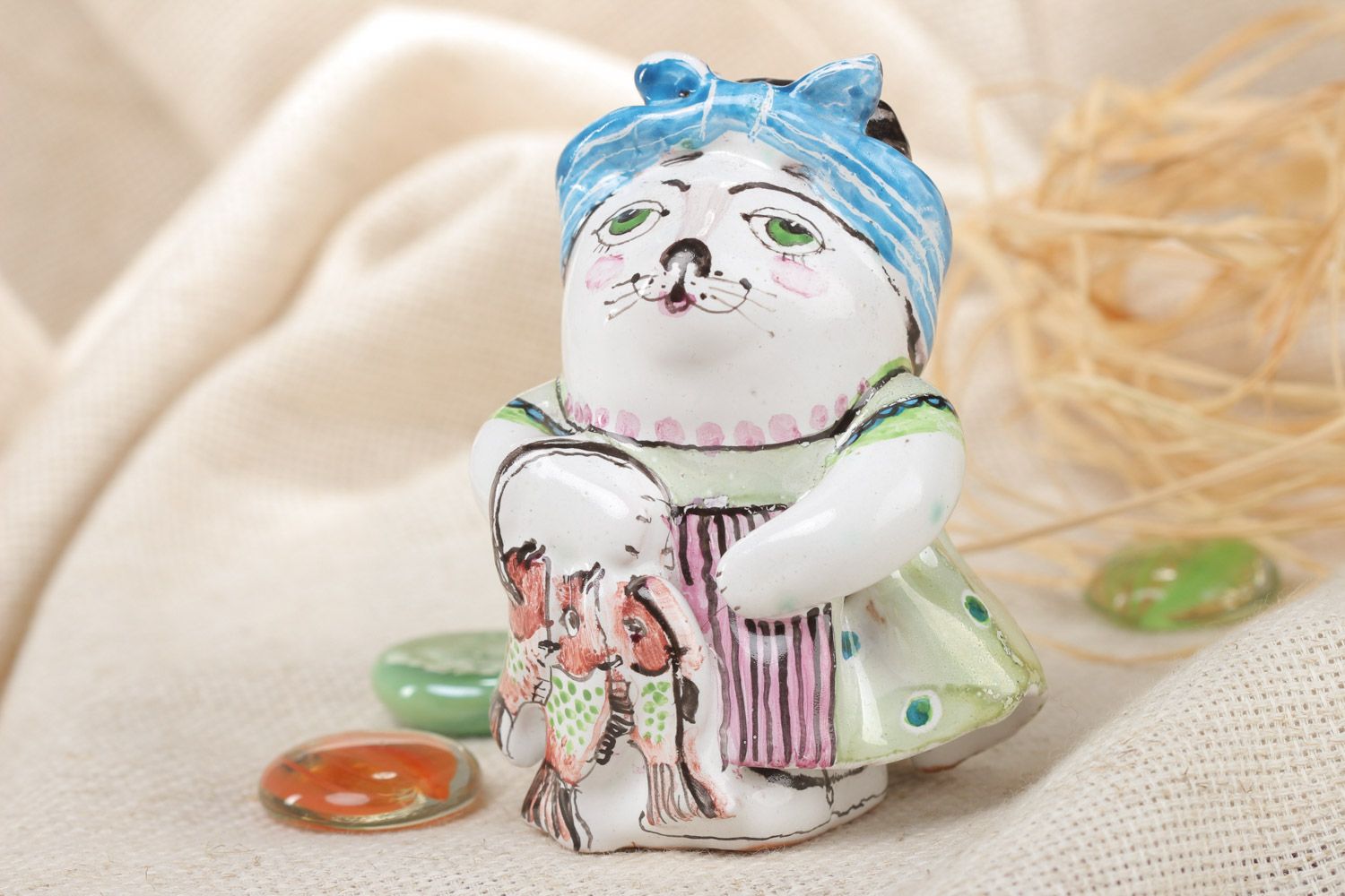 Petite figurine en céramique de chatte avec peinture faite main couverte d'émail photo 1