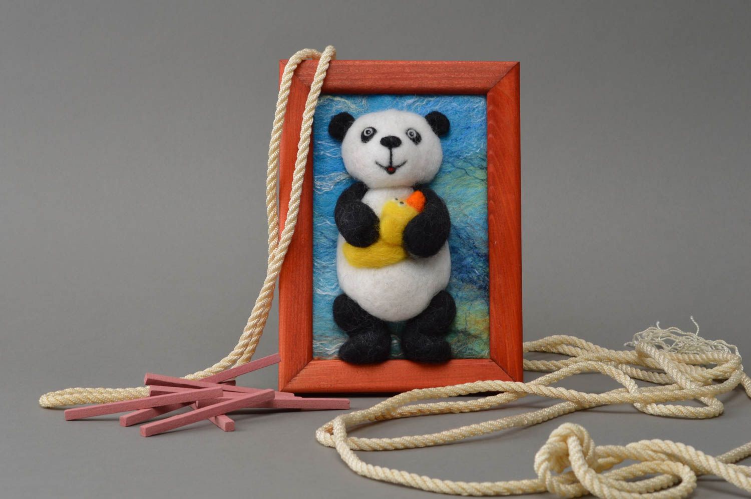 Originelles kleines Wandbild aus Wolle im Holz Rahmen handmade Panda mit Ente  foto 1