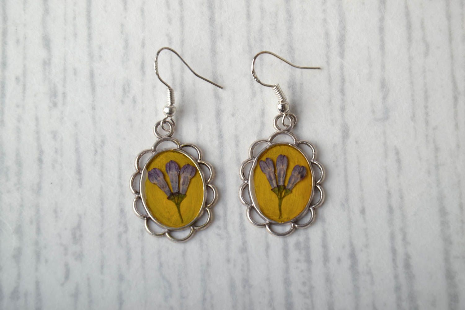 Boucles d'oreilles artisanales avec fleurs naturelles jaunes photo 1