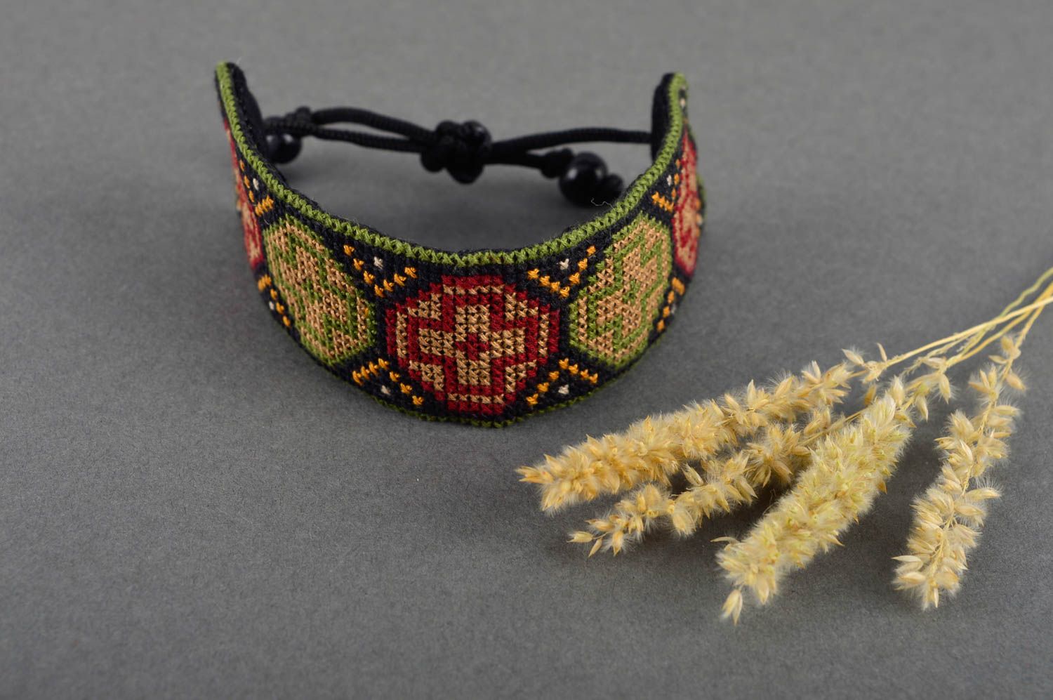 Bracelet textile Bijou fait main avec ornements brodés Accessoire femme photo 1