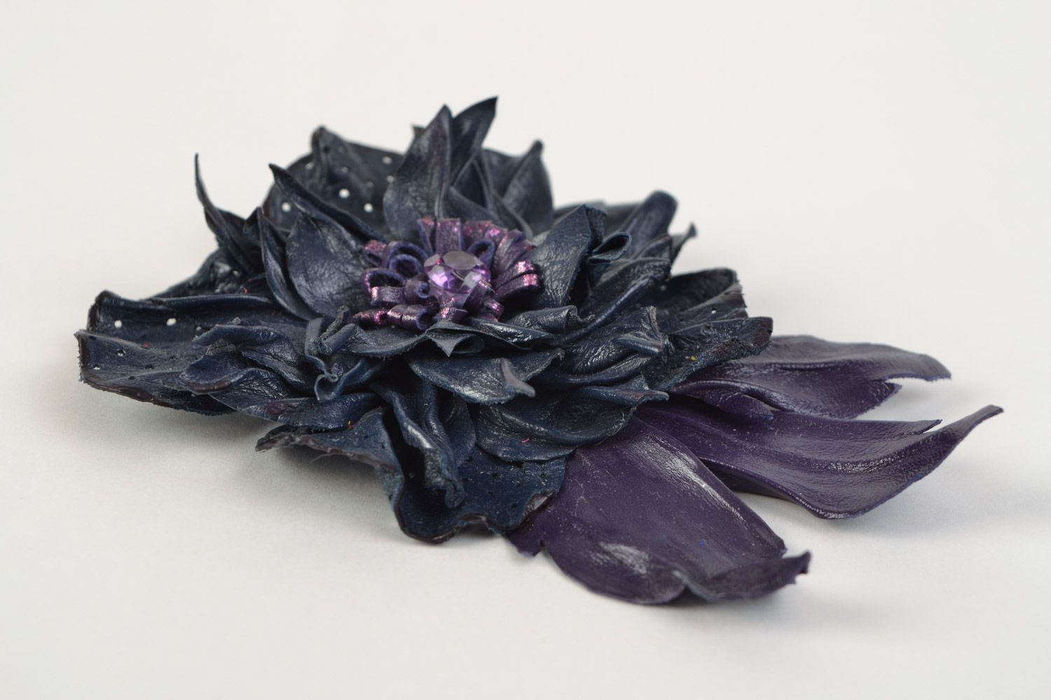 Брошь из кожи ручной работы в виде цветка синяя объемная аксессуар фото 5