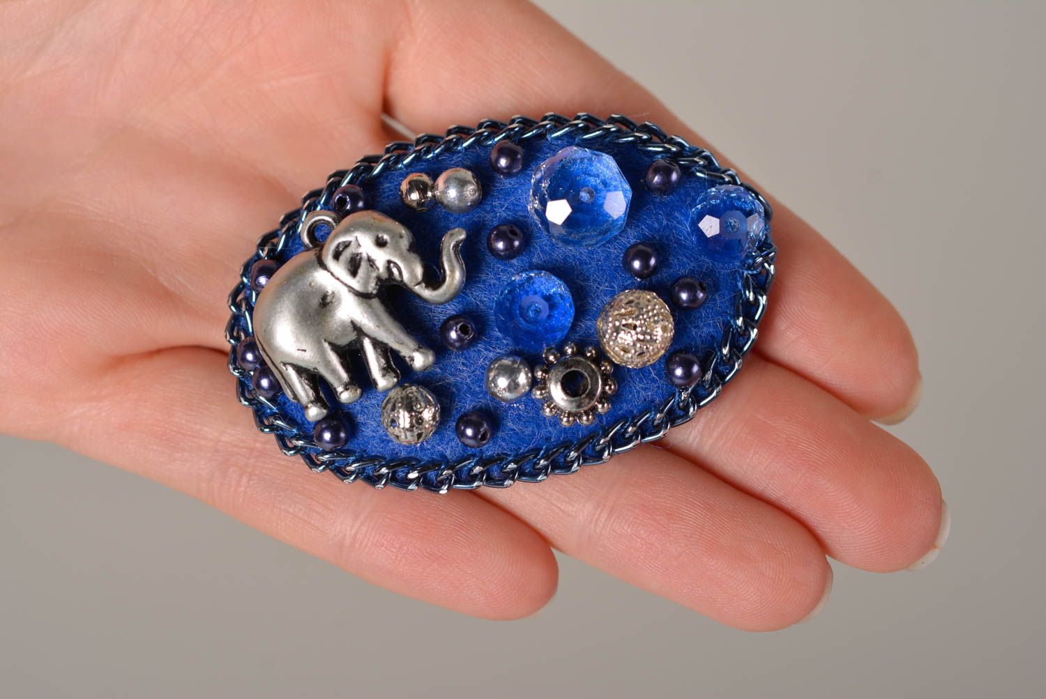 Broche bleue faite main Accessoire femme ovale avec éléphant Cadeau femme photo 3