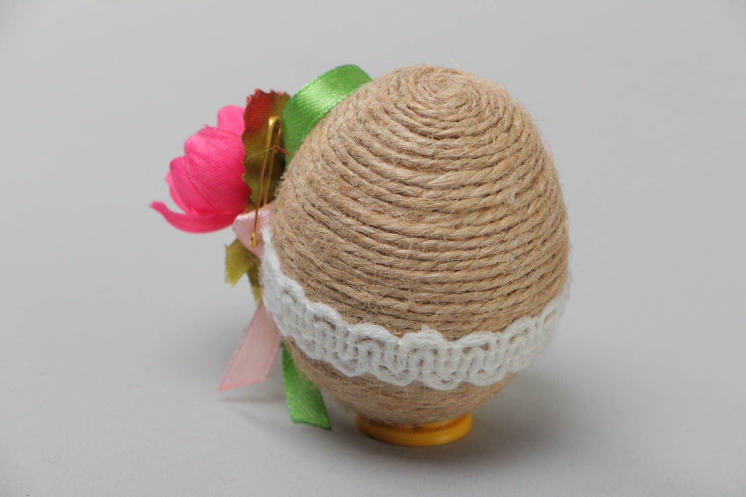 Huevo de Pascua de madera artesanal envuelto en bramante con flores  foto 3