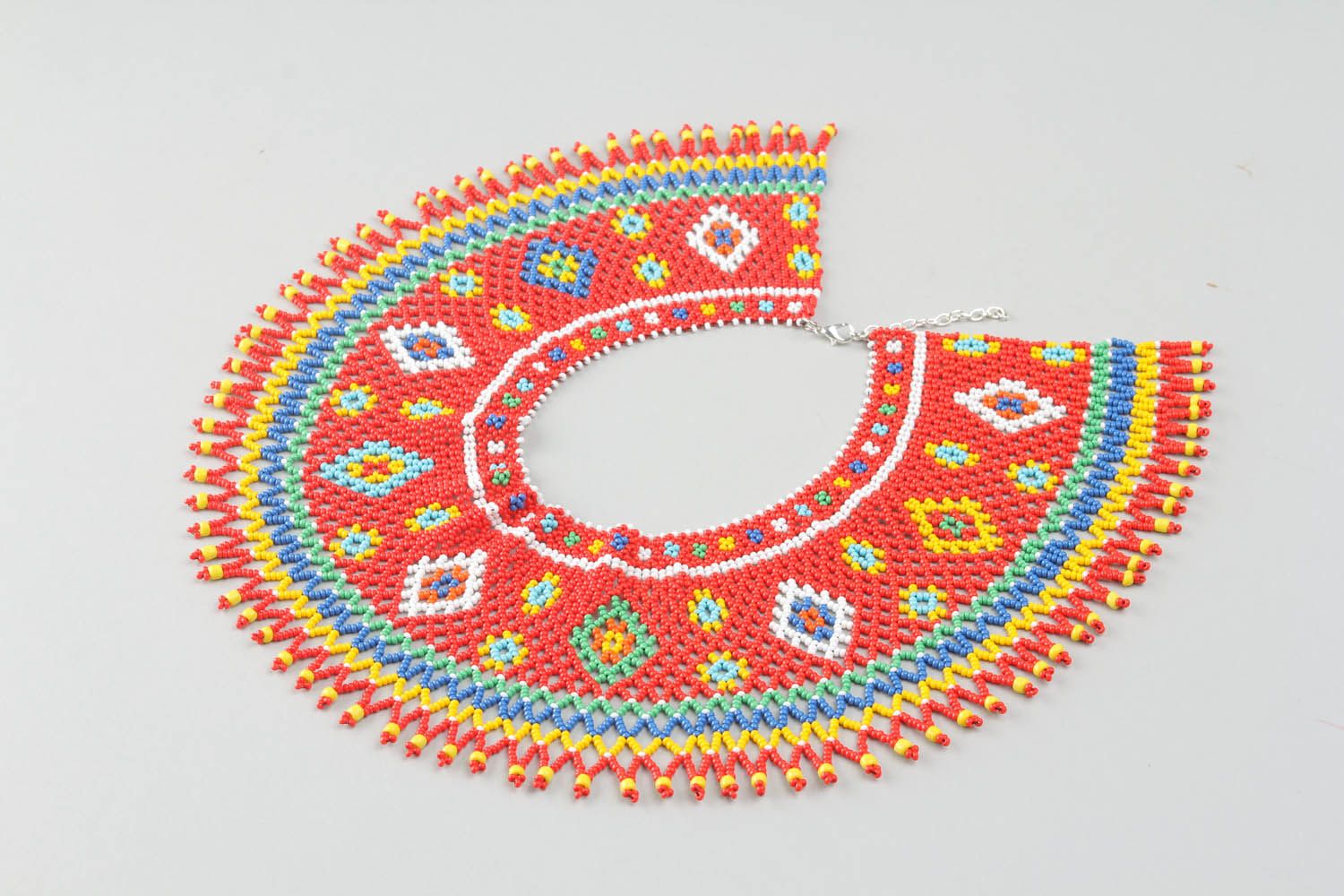 Colar artesanal de contas no estilo étnico na técnica de tecelagem mosaico foto 3