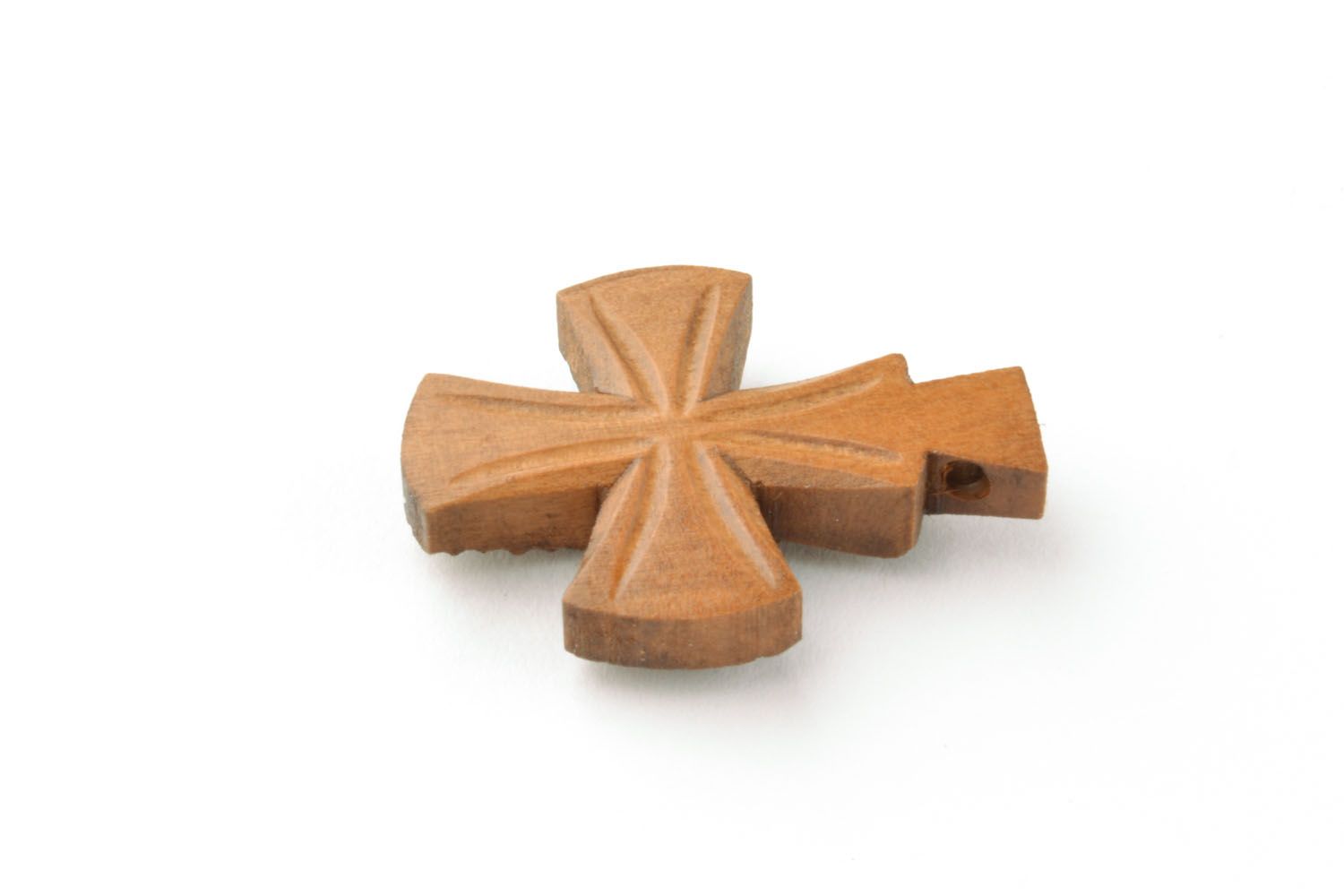 Cruz de pescoço esculpida de madeira pingente artesanal foto 4