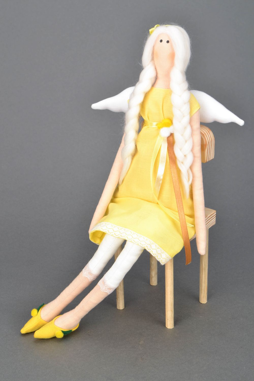Handmade Puppe Engel auf Stuhl foto 1
