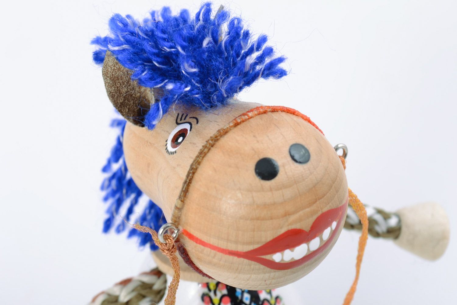 Originelles Öko handmade Spielzeug Pferd aus Holz mit blauer Mähne foto 3
