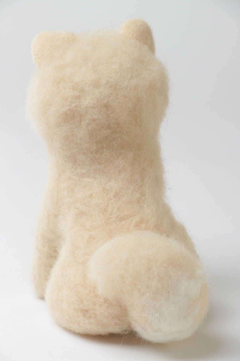 Juguete de lana hecho a mano con forma de perro beige en técnica de fieltro  foto 4