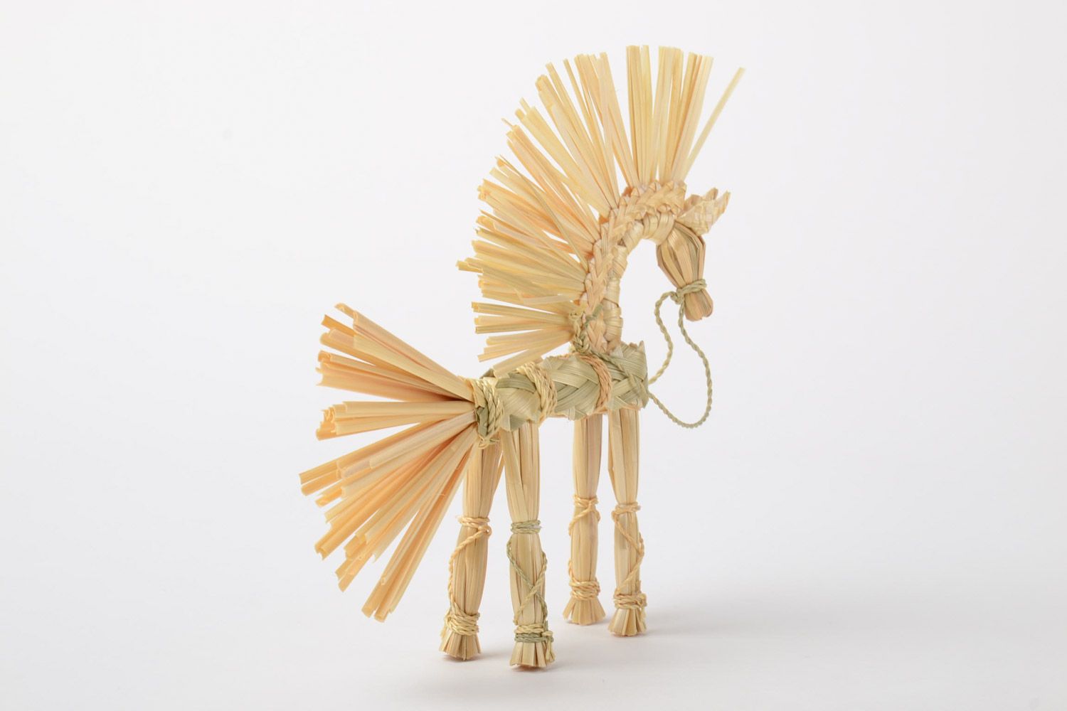 Handmade Spielzeug aus Stroh in Form von geflochtenem Pferd slawisch klein schön foto 3