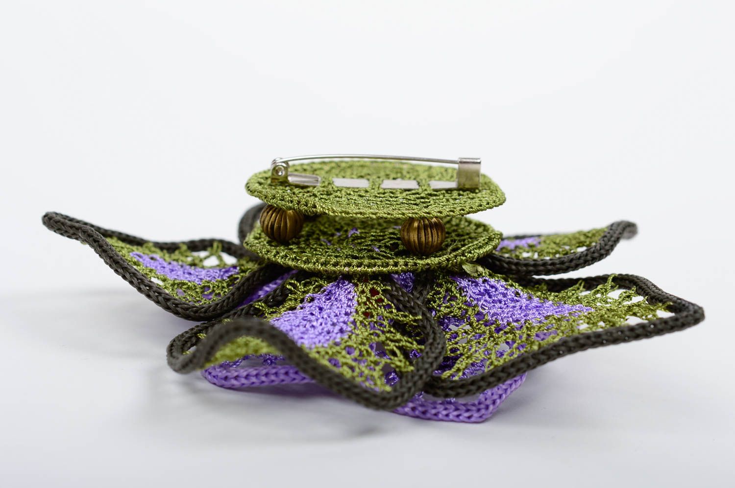 Pañuelo de seda hecho a mano de color verde con broche accesorio de mujer foto 3