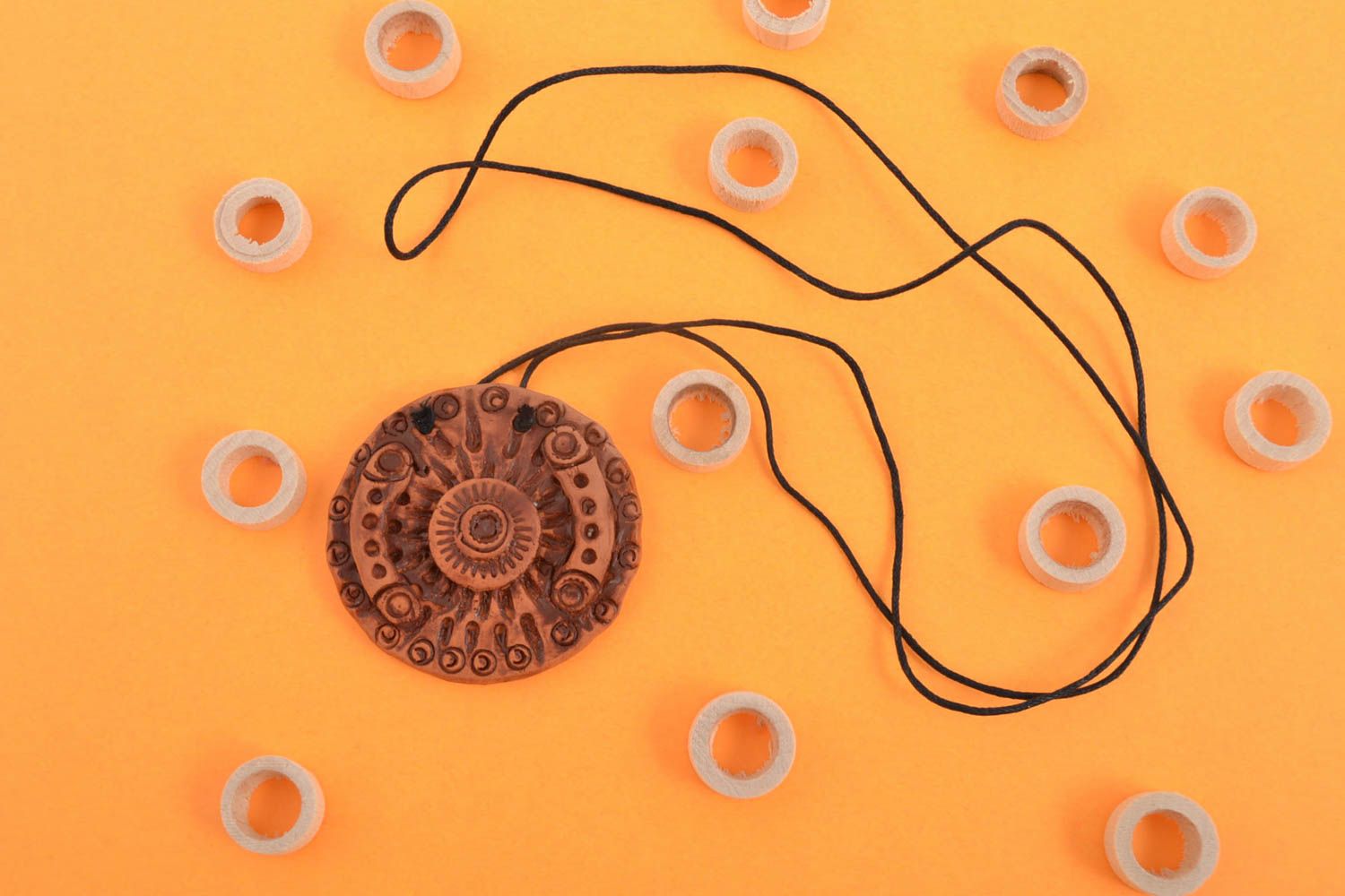 Кулон ручной работы круглый кулон керамическая подвеска коричневая на шнурке фото 1