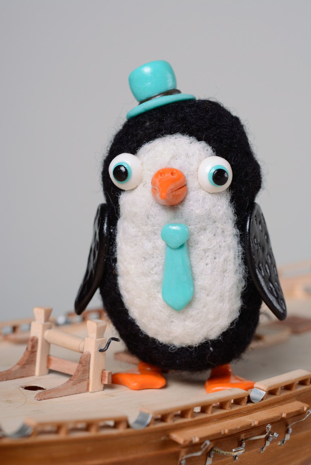Карманная игрушка в технике валяния из шерсти Пингвин фото 1