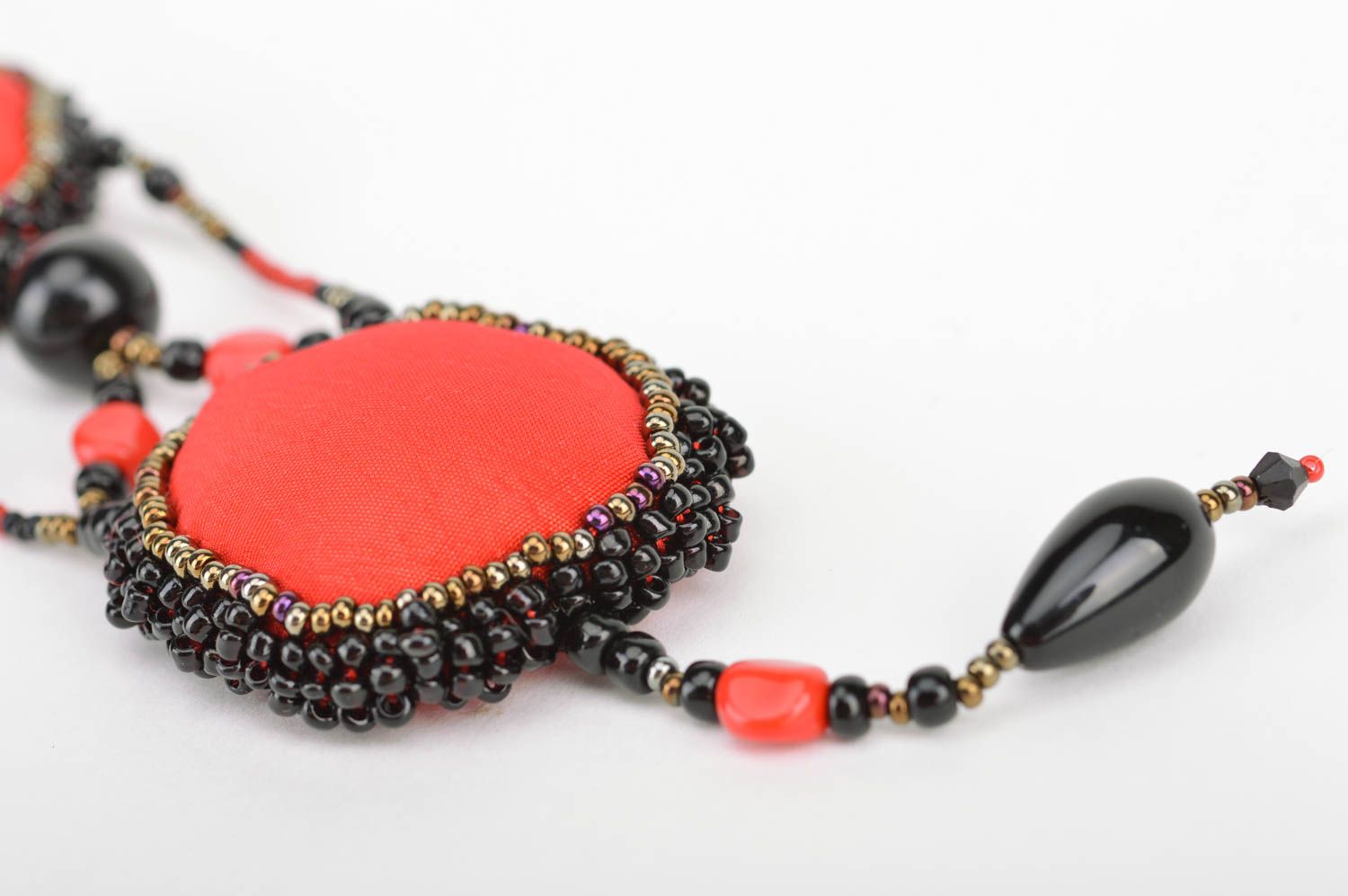 Collier en perles de rocaille avec pendentif triple en tissu fait main rouge photo 4