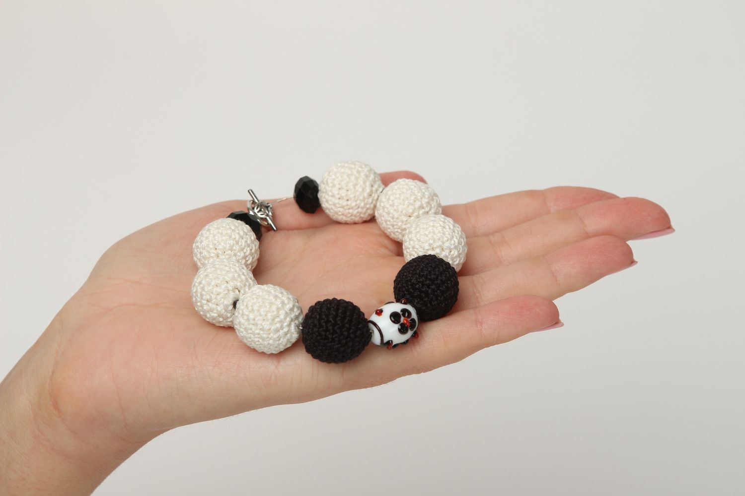 Bracelet noir et blanc Bijou fait main perles en bois fils de coton Cadeau femme photo 5