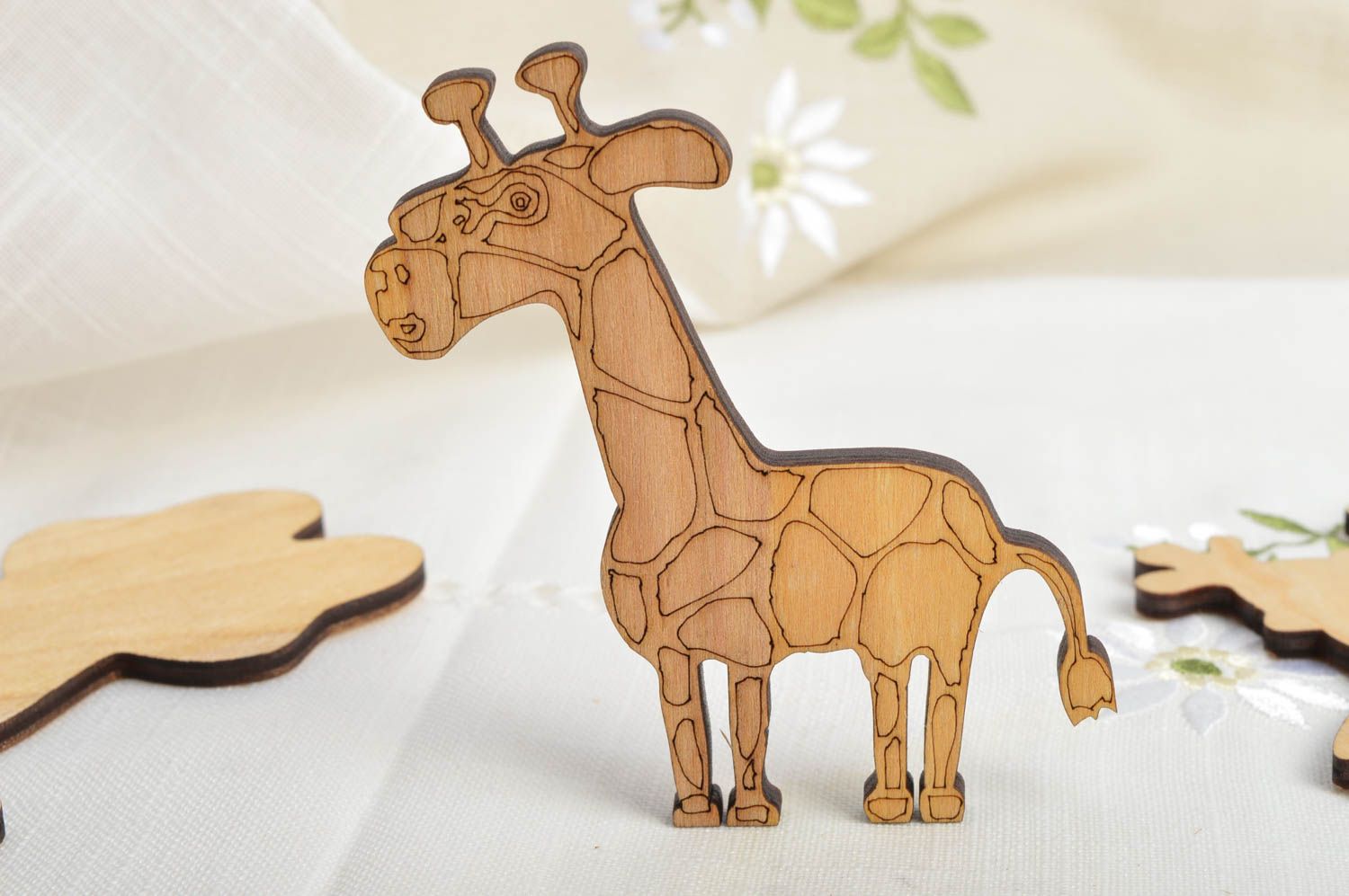 Sujet à décorer en bois brut fait main figurine de girafe plate pour serviettage photo 1