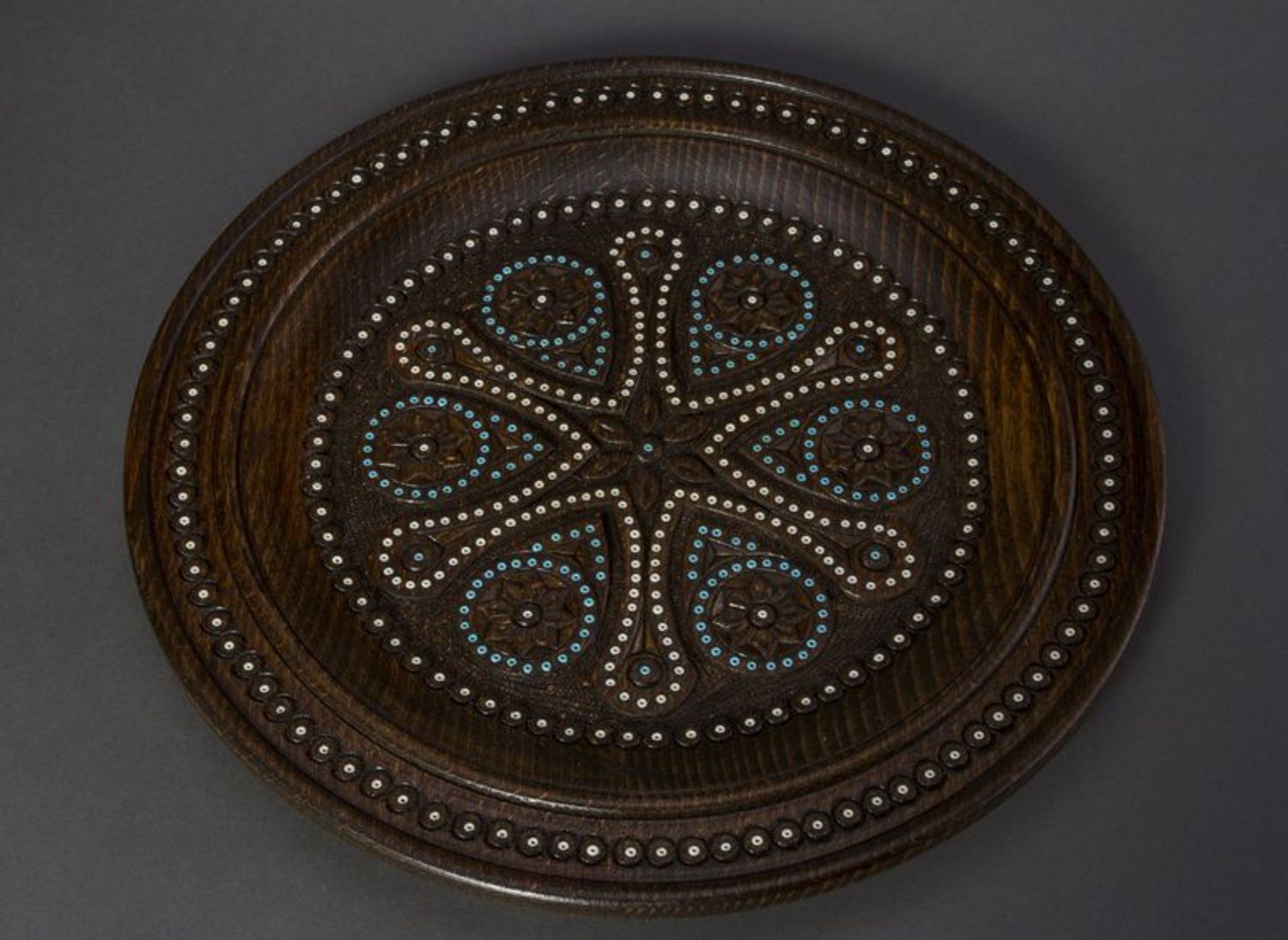 Деревянная тарелка инкрустированная бисером фото 1