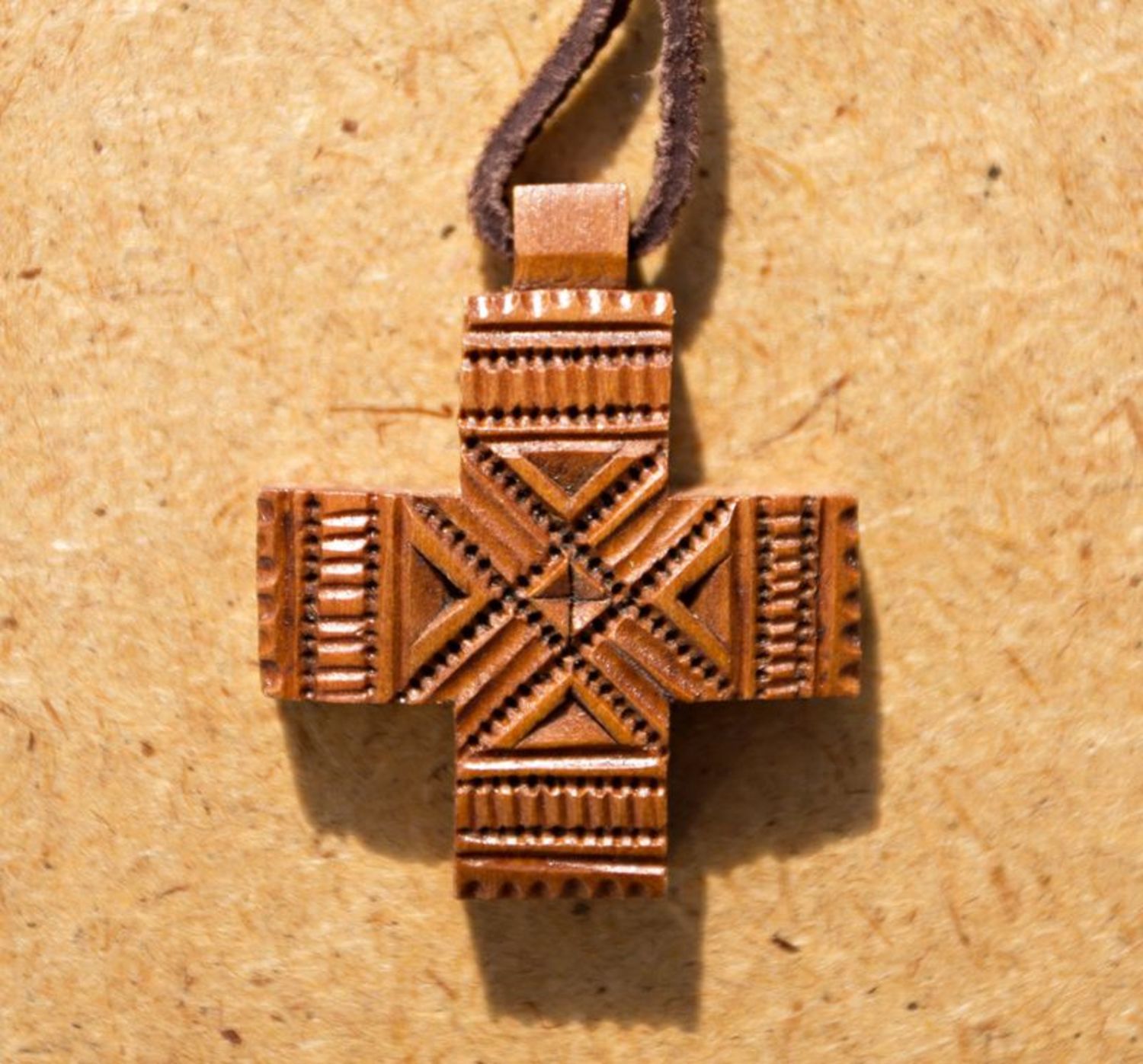 Деревянный нательный крестик фото 1