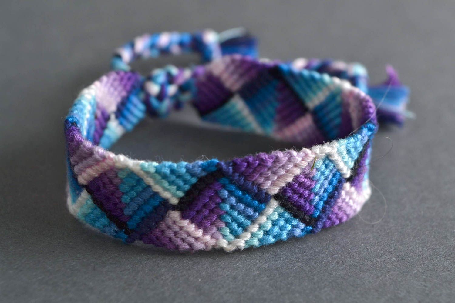 Bracelet en fils multicolores de tons bleus tressé en macramé à motif fait main photo 1