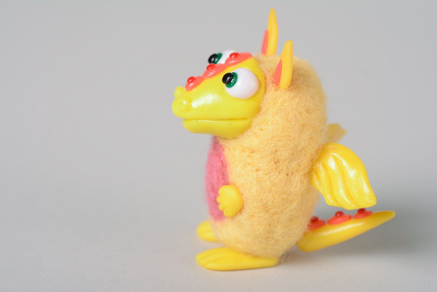 Petit jouet en laine feutrée et pâte polymère fait main original dragon jaune photo 4