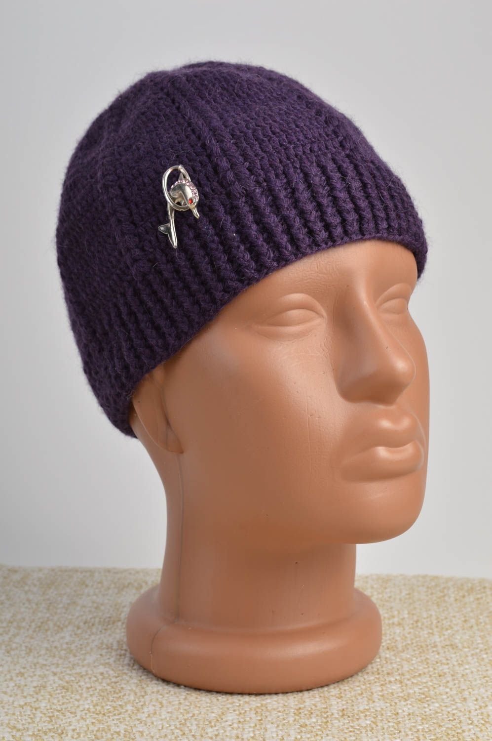 Bonnet tricot fait main Chapeau au crochet violet avec broche Vêtement enfant photo 2