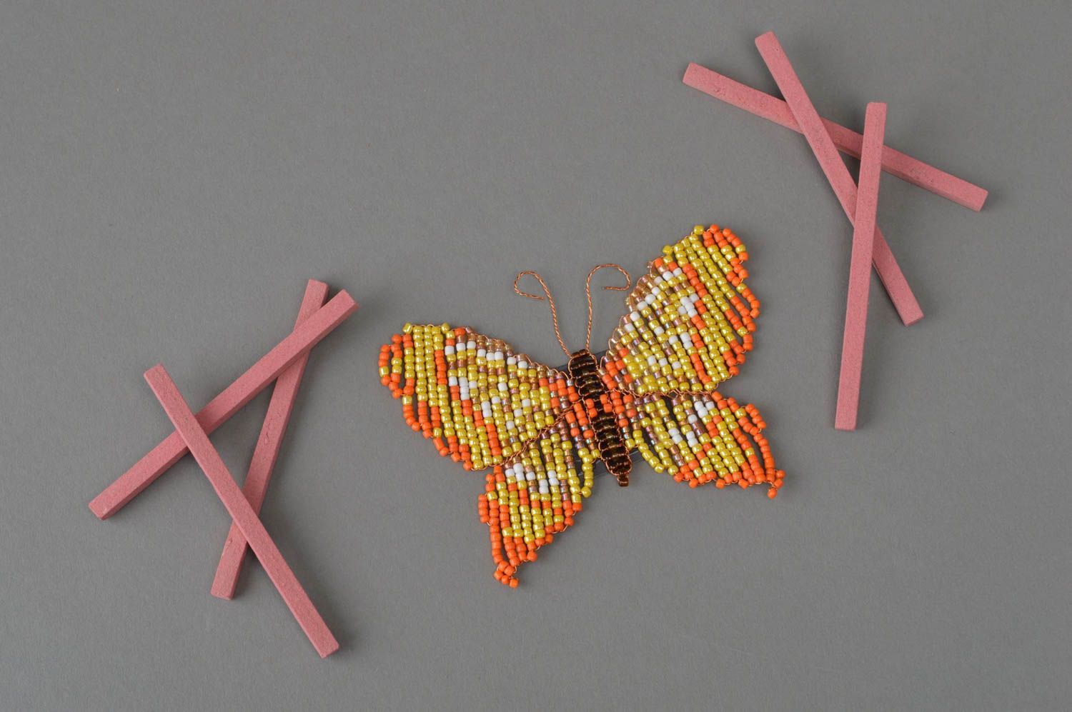Magnet papillon jaune orange en perles de rocaille fait main décoratif photo 1