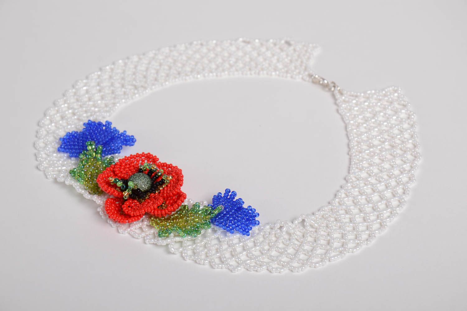 Collier blanc en perles de rocaille large fleurs Coquelicot et bleuets fait main photo 4