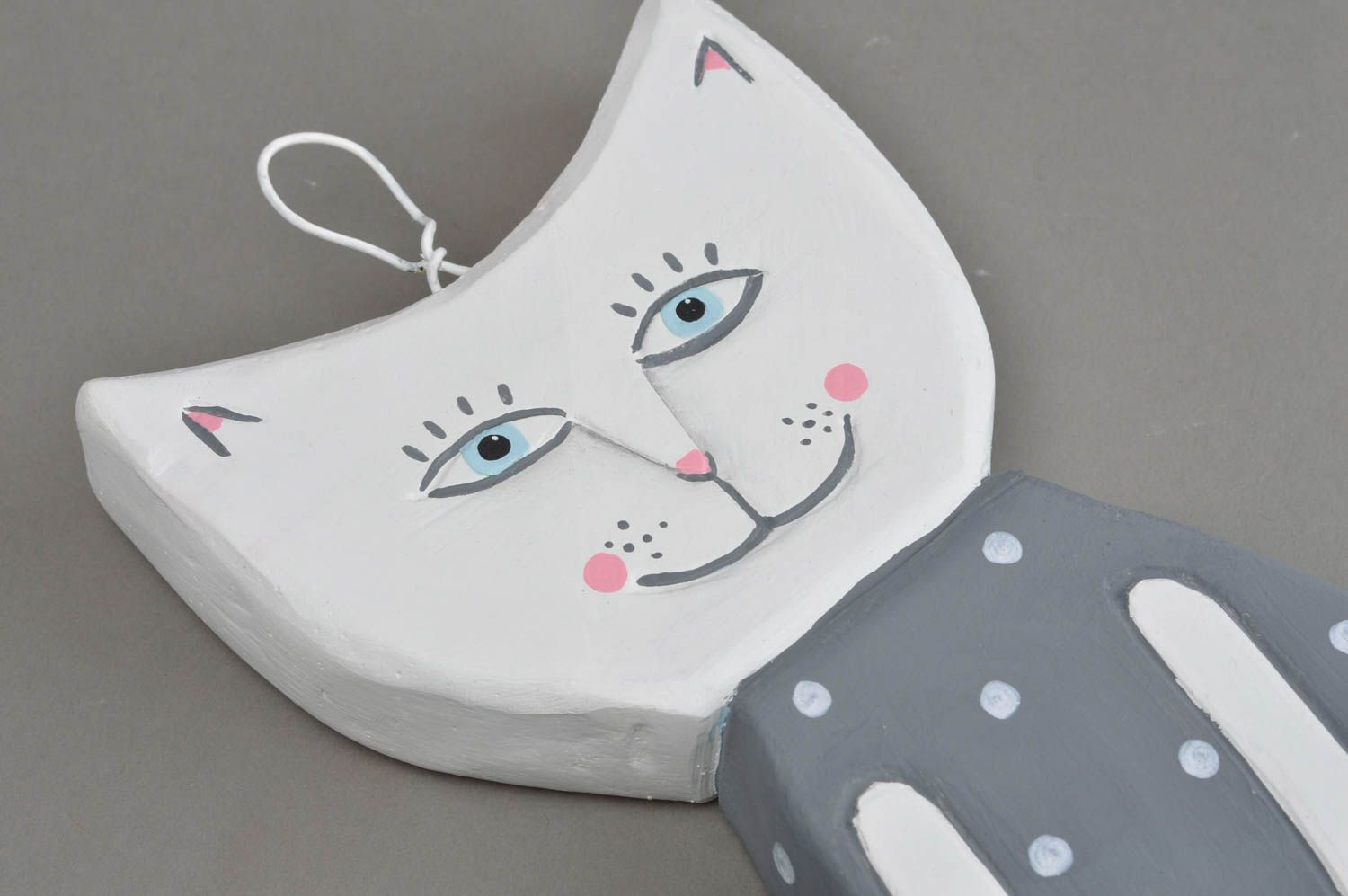 Figurine à suspendre en plâtre faite main peinte design chatte en robe grise photo 4