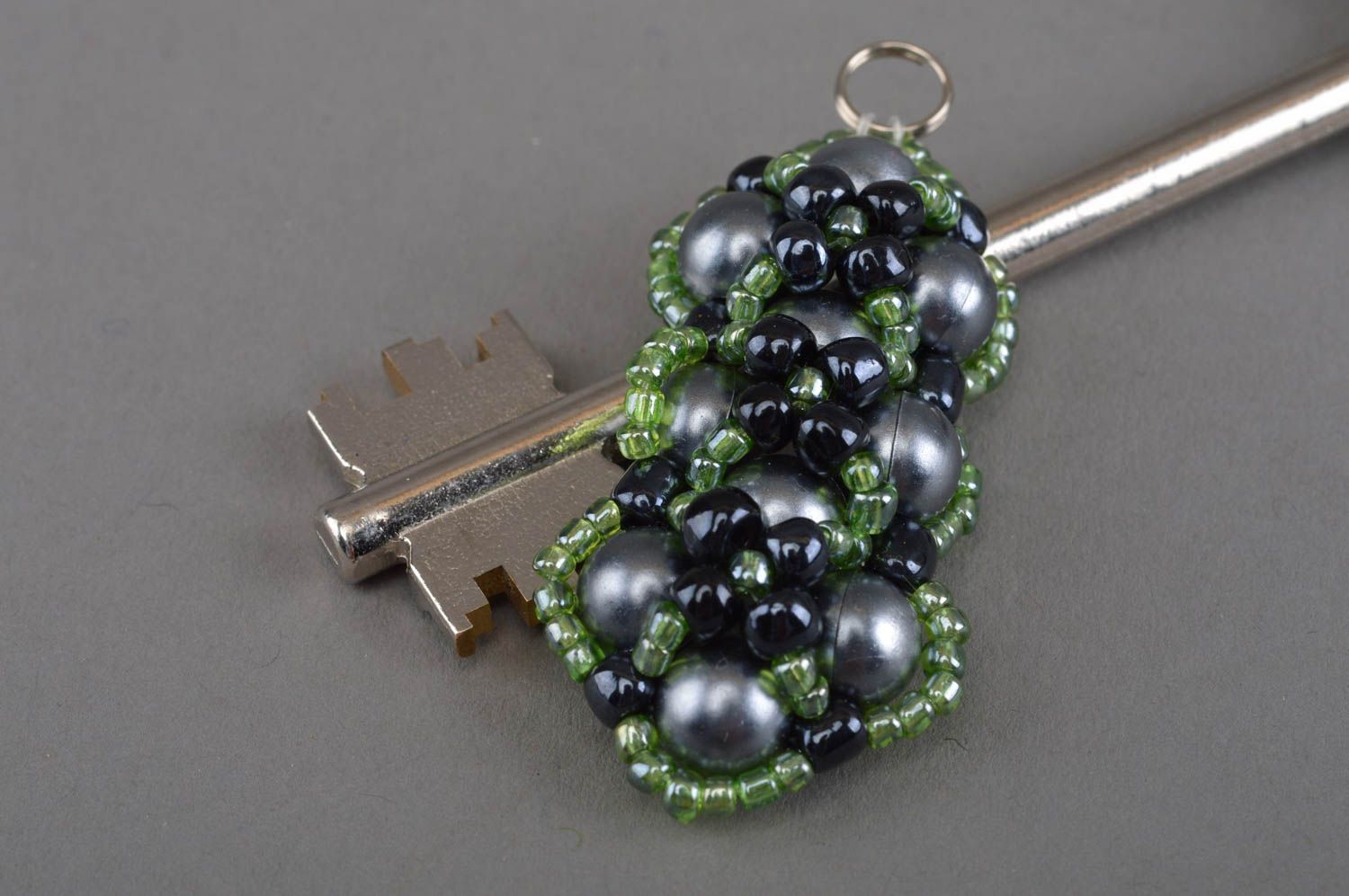 Кулон брелок для ключей из бисера и бусин ручной работы Зеленый на антраците фото 2