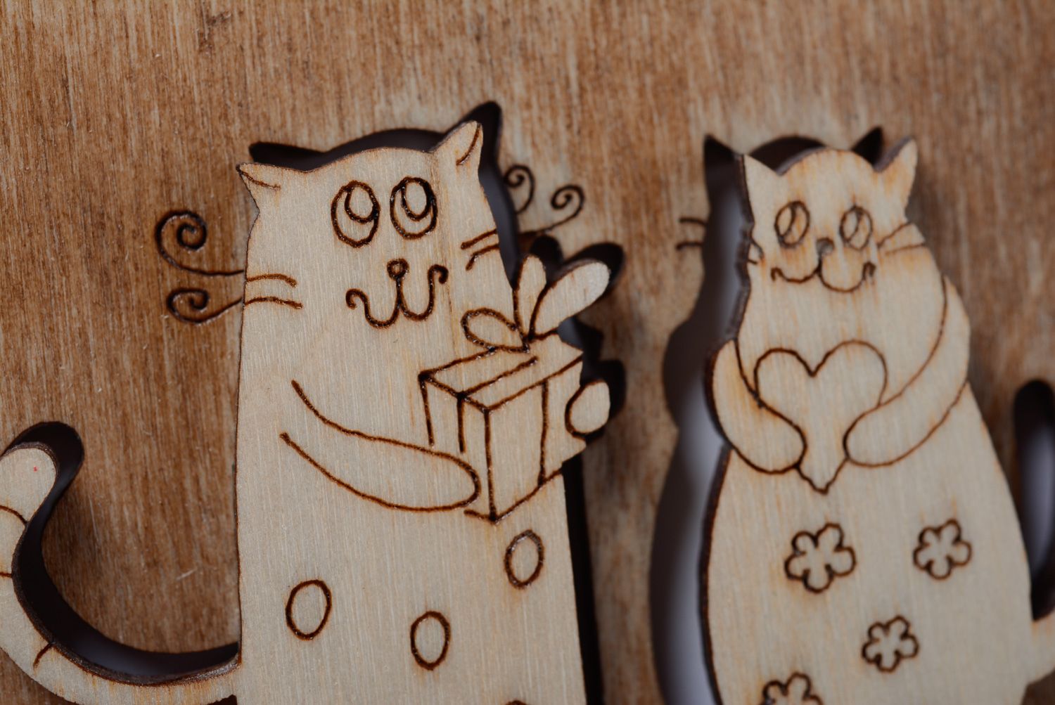 Belle carte de voeux en contreplaqué originale faite main avec chats amoureux photo 3
