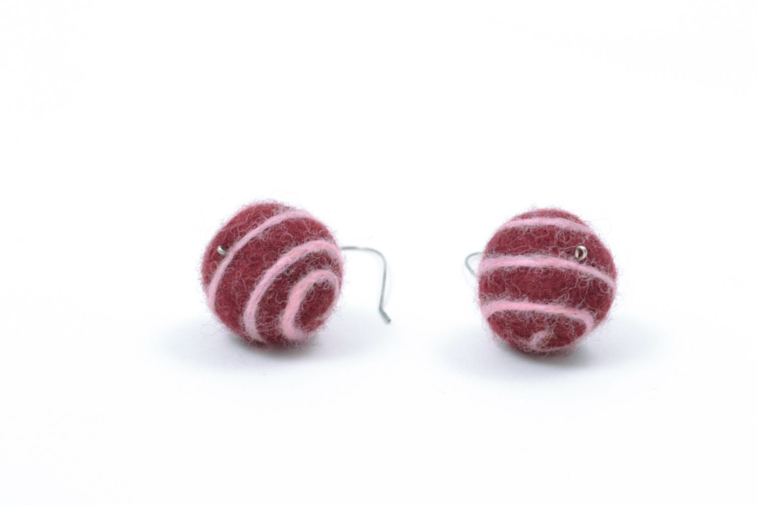 Boucles d'oreilles pendantes en feutre de forme de boules rouge violet faites main photo 4