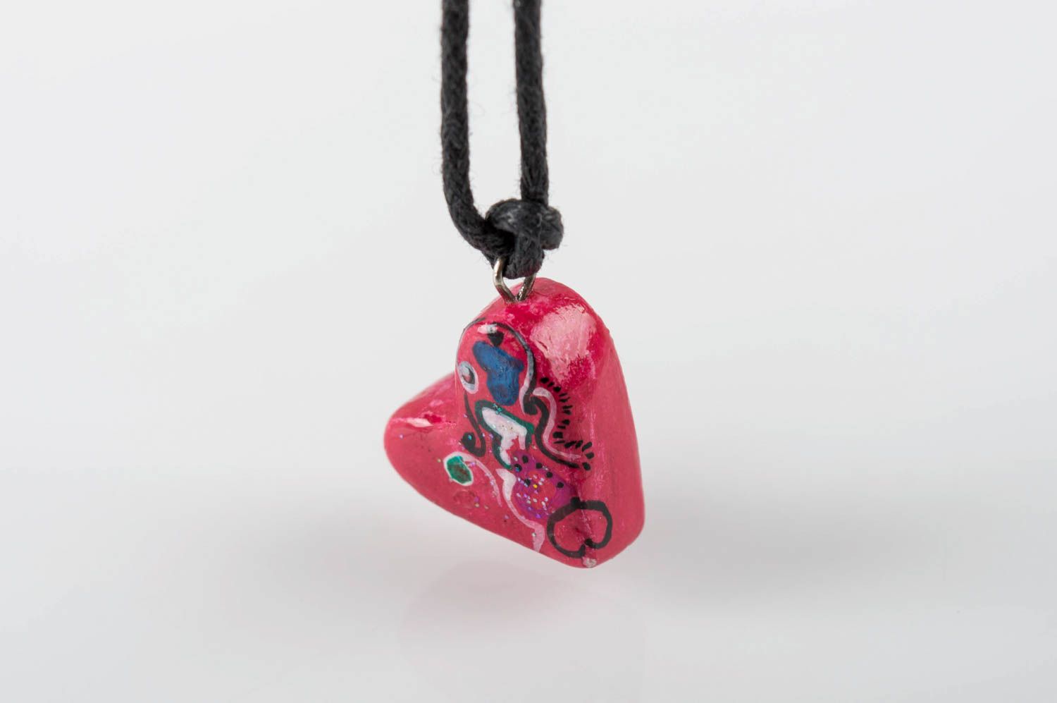 Глиняный кулон расписанный гуашевыми красками ручной работы в виде сердечка фото 5