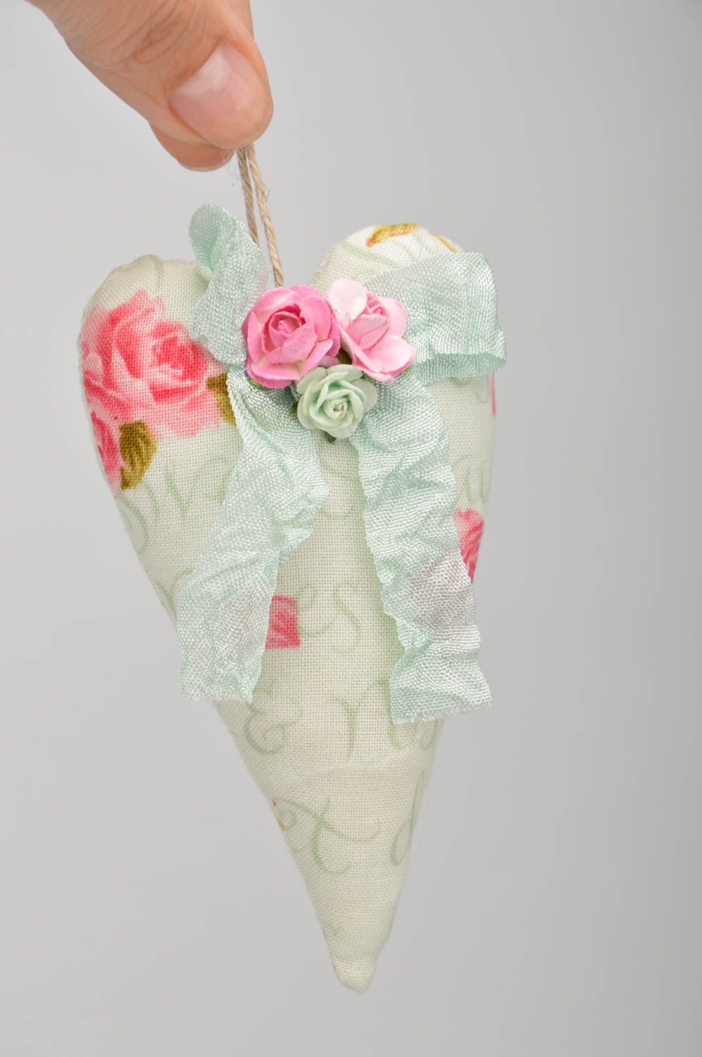Suspension décorative cœur petite en tissu faite main bleu ciel avec fleurs photo 3