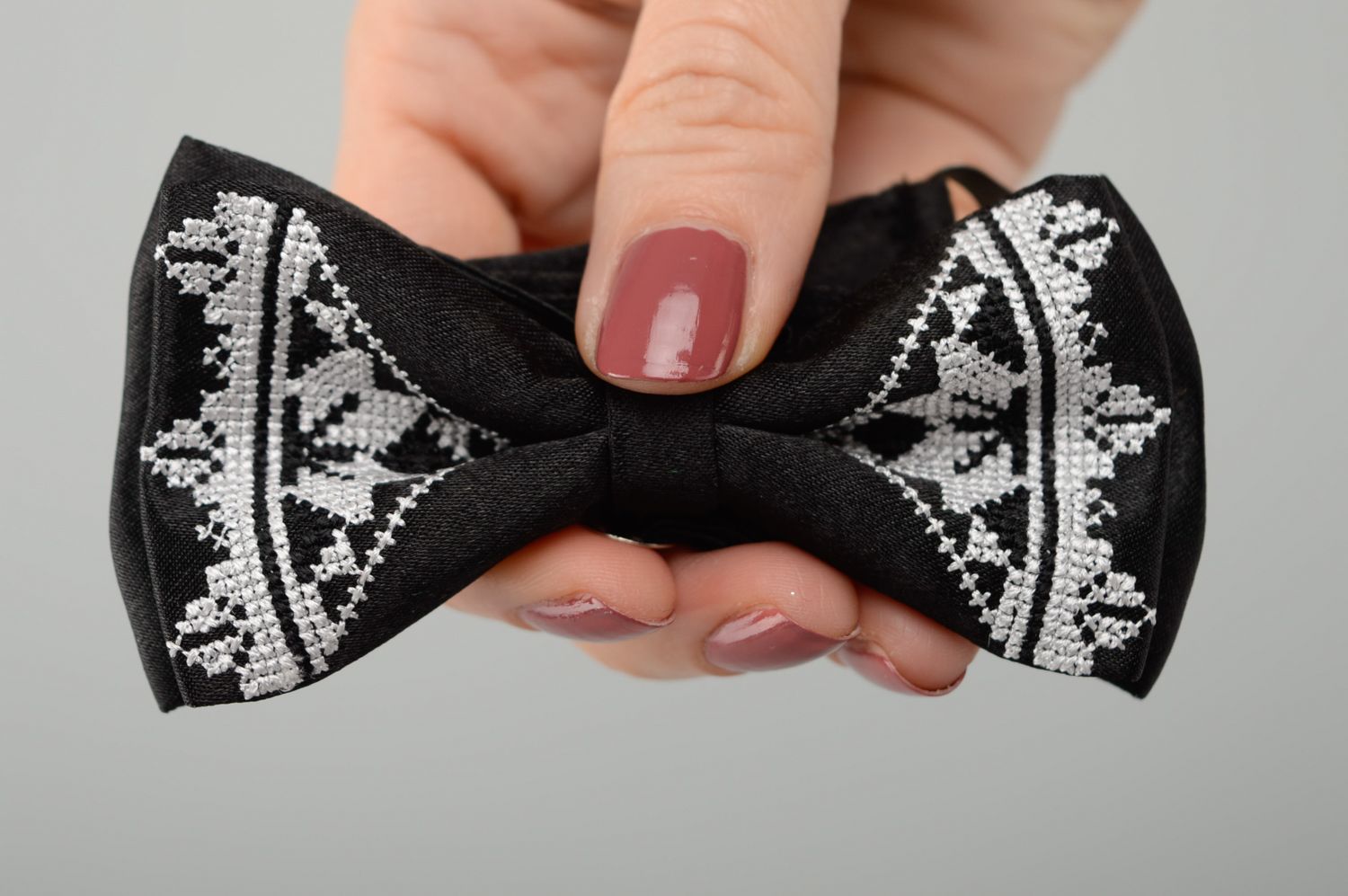 Bow tie with embroidery in ethnic style photo 3