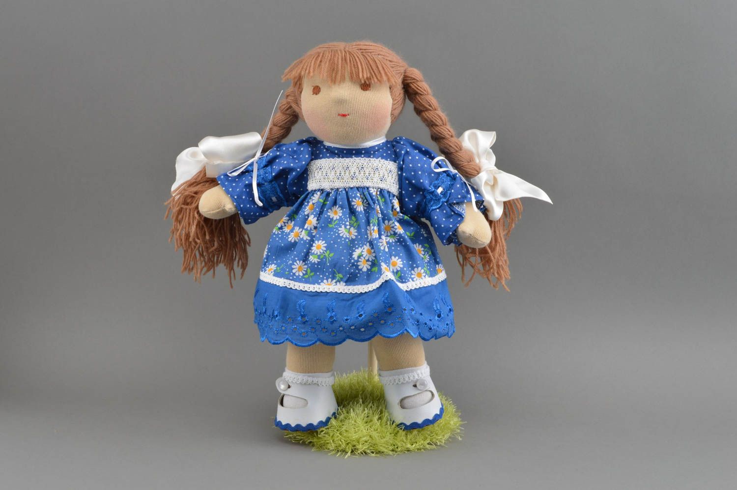 Poupée en tissu Fille faite main en robe bleue belle décoration et jouet photo 3