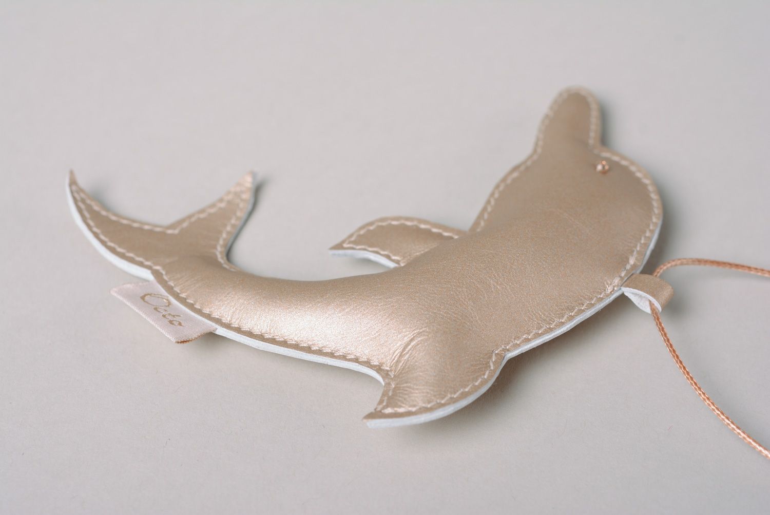Colgante para bolsos con forma de delfín llavero de cuero foto 4