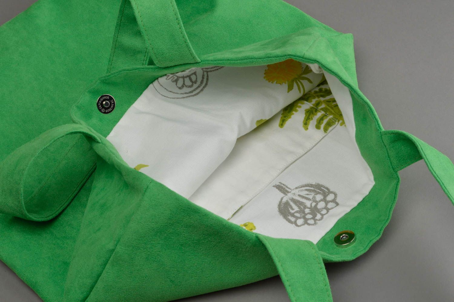 Зеленая сумка из искусственной замши с внутренним карманом на магните хенд мейд фото 3