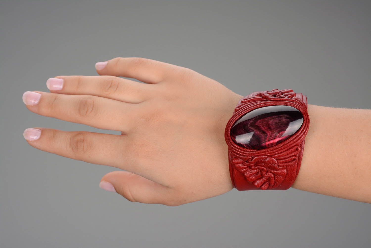 Red bracelet made ​​of genuine leather and cow horn photo 4