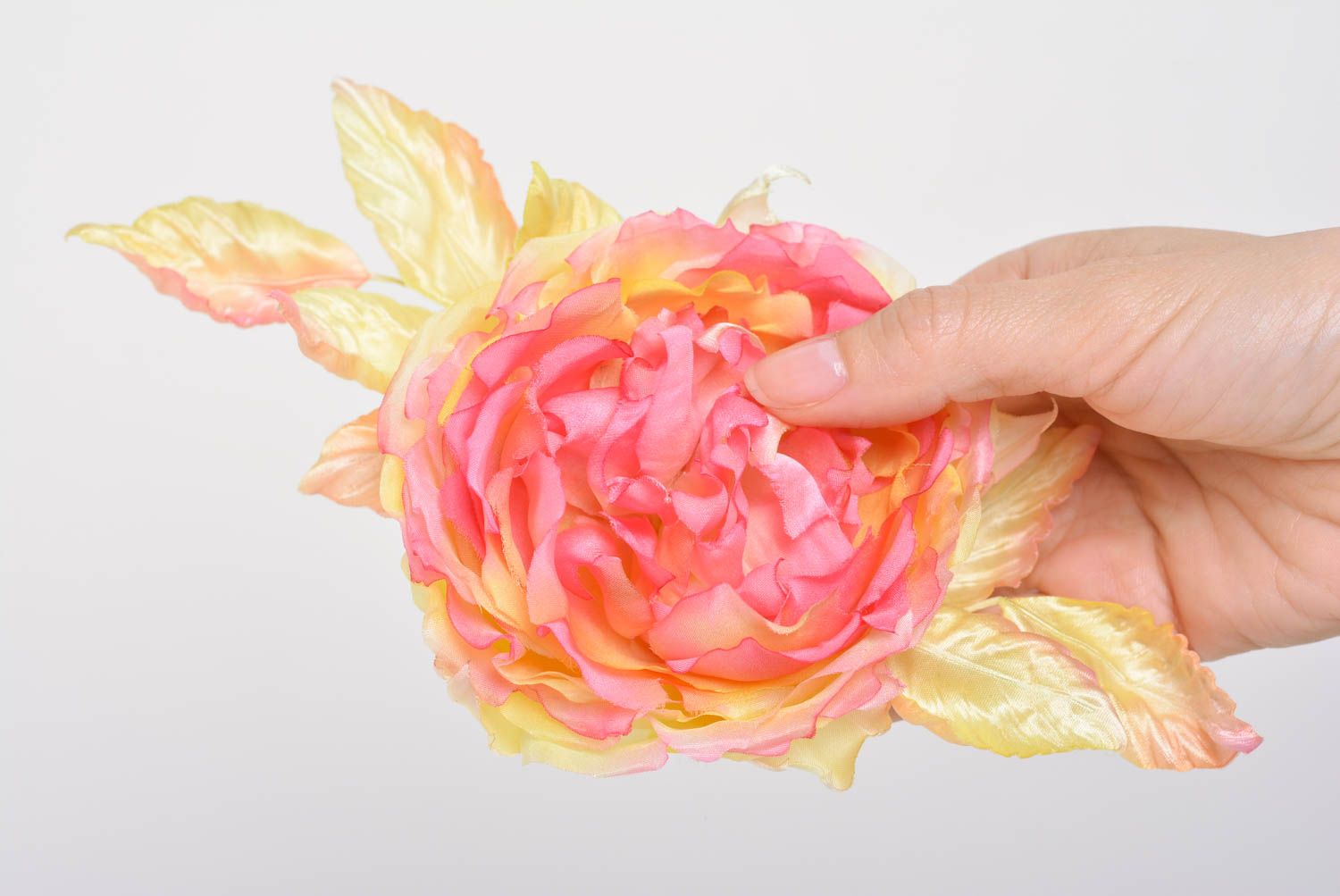 Текстильная брошь-заколка ручной работы из шелка красивая в виде цветка фото 4