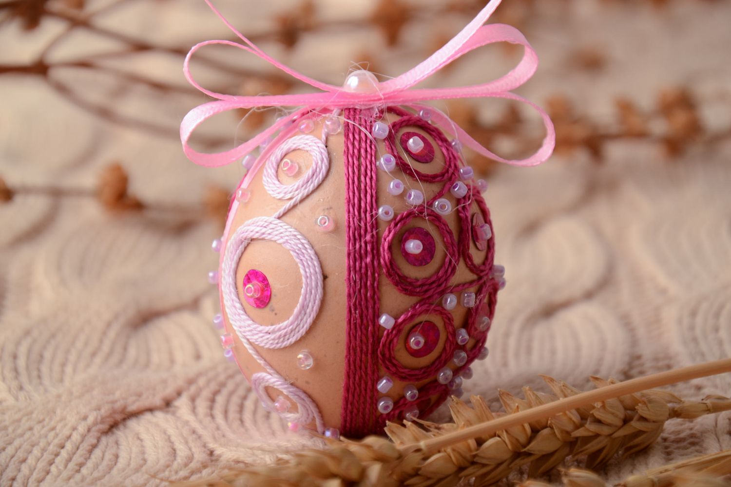 Suspension décorative oeuf de Pâques avec rubans et perles de rocaille  photo 1
