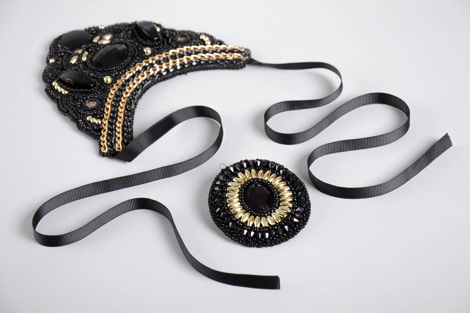 Комплект украшений ручной работы оригинальная брошь и бисерное ожерелье черные фото 5