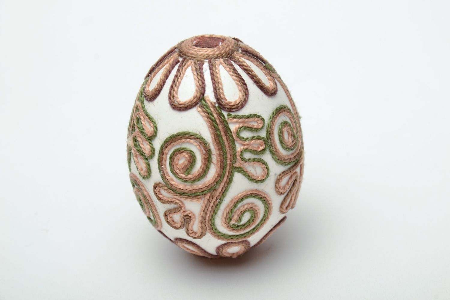 Пасхальное яйцо декоративное авторского дизайна с нитками фото 2